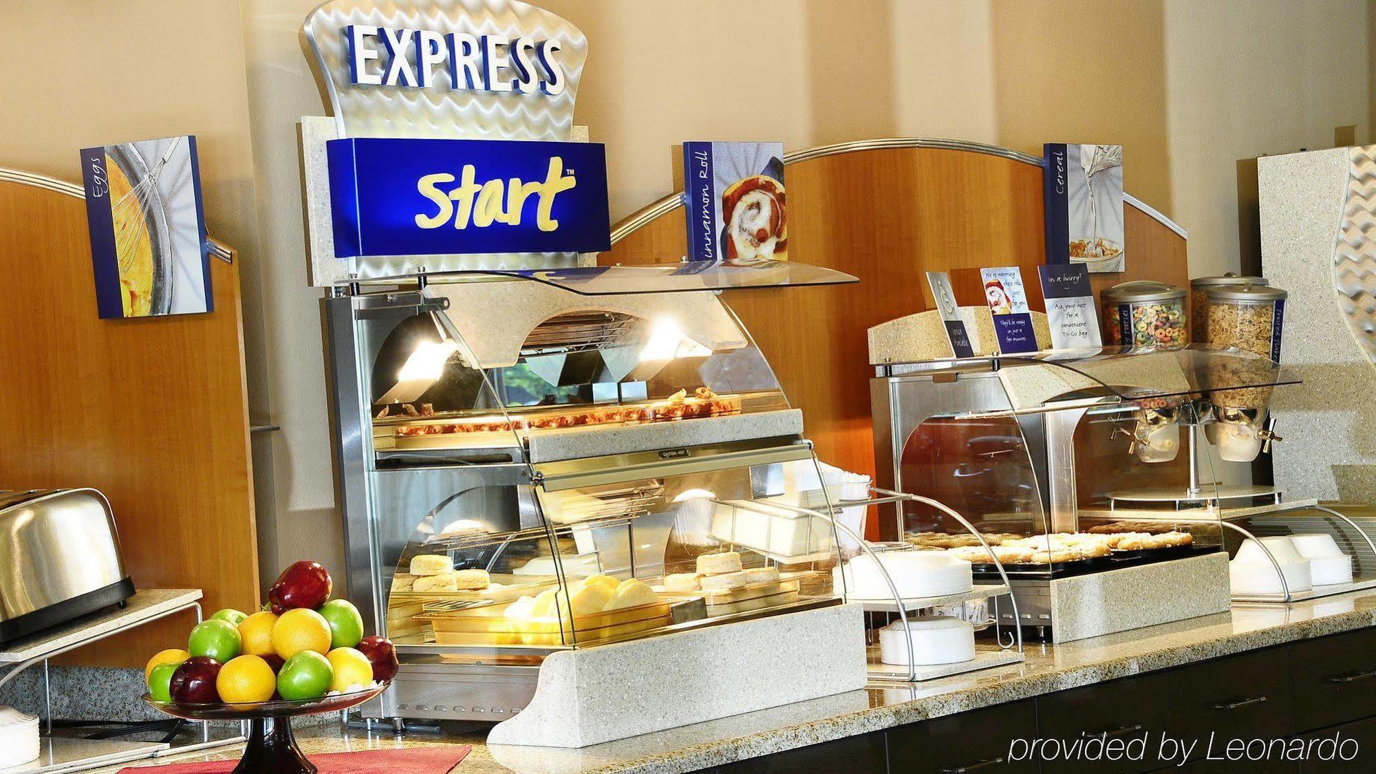 Holiday Inn Express - Delafield, An Ihg Hotel Εξωτερικό φωτογραφία